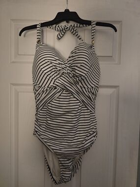 Victoria's Secret The Unforgettable One-Piece Black & White Swimsuit